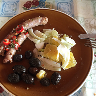 Salsiccia mit Fenchelsalat und Oliven