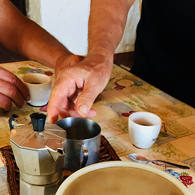 la famiglia beim Kaffeetrinken